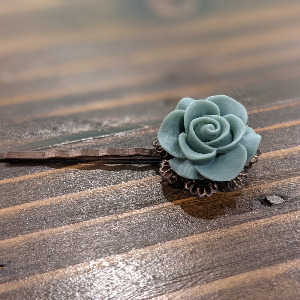 Beautiful 3 piece flower hair clips - Picture 2 of 7
